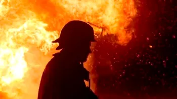 Momentul în care incendiul izbucneşte în clubul din Macedonia de Nord. Cei peste 1.500 de tineri nu au avut pe unde ieşi, ferestrele aveau gratii