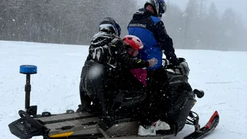 O femeie a suferit un atac de panică pe pârtia din Predeal după ce a văzut cât de abruptă e pârtia. Ea și fiica ei de 8 ani au fost coborâte cu snowmobilul