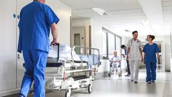Ordonanța care trimite acasă toți pensionarii angajați din spitale. Ce spune SANITAS despre situație