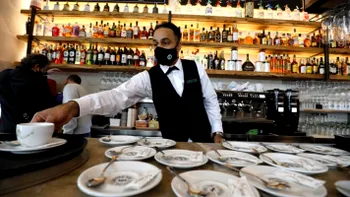 Patronii de hoteluri și restaurante din România, disperați că angajații le pleacă peste hotare. Afacerile noastre sunt în pericol!