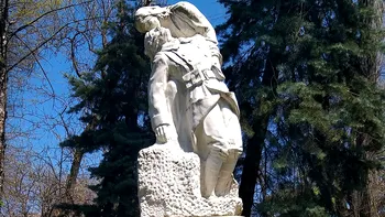 ”Pieta Românească” a sculptorului Ion Jalea, una dintre cele mai frumoase statui din București. Povestea monumentului care tronează în Parcul Cișmigiu