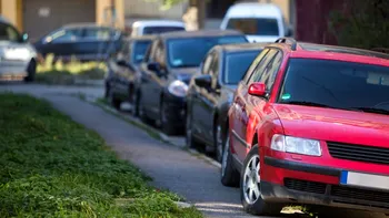 Poți parca pe trotuar fără să fii amendat? Detaliul mai puțin cunoscut din Codul Rutier 2025