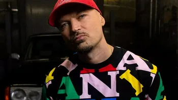 Puya, de pe scenă direct pe terenul de baschet. Ipostaze inedite cu celebrul artist
