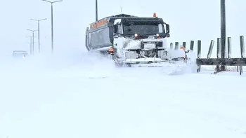 Trafic îngreunat de ninsori. Drumarii deszăpezesc Pasul Tihuța după căderile de zăpadă din ultimele ore