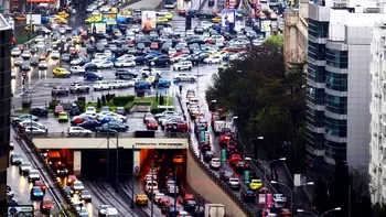 Trei tineri străini pe un scuter, în pericol în traficul din Bucureşti. Internauţii s-au revoltat. ”Cine plăteşte în caz de accident?”