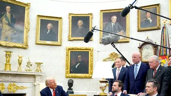 Donald Trump a făcut din Biroul Oval mai ceva ca Gigi Becali la palat: steaguri, statuete aurii, tablouri înflorate și alte zorzoane la Casa Albă