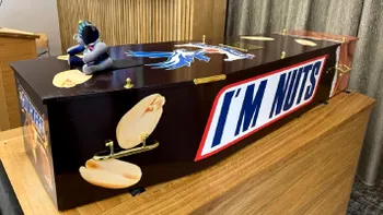 Un bărbat a cerut să fie înhumat într-un sicriu în formă de Snickers, iar familia nu a ezitat să-i îndeplinească ultima dorință