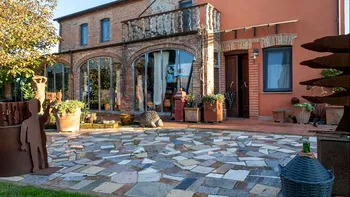 Conac în Italia cu piscină, vie și livadă de măslini, mai ieftin decât un apartament cu două camere în București. Cum arată vila de basm FOTO
