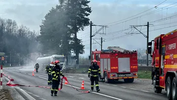 DN1, blocat de o cisternă din care se scurge acid sulfuric. Autorităţile au evacuat zona. Care sunt pericolele pentru populaţie