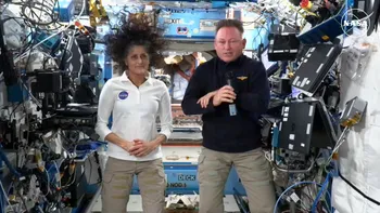 Astronauții americani blocați pe ISS timp de nouă luni revin pe Pământ
