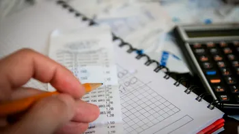 Mai puțini bani la pensionare pentru unii români. Guvernul taie bonusurile generoase pe care le primeau angajații la retragerea din activitate