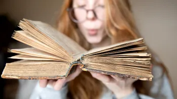 Cărți otrăvitoare descoperite într-o bibliotecă universitară: pericol ascuns în pagini istorice