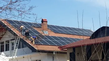 Românii fac coadă să prindă panouri fotovoltaice la preț minim! Niciodată n-au fost atât de ieftine, oamenii se tem de scumpiri la facturi de la 1 iulie