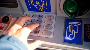 Câţi bani poţi retrage de la bancomat, în 2025. Sumele sunt mai mici decât ai fi zis