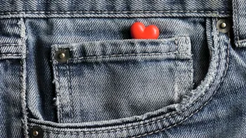 De ce au blugii buzunarele prinse cu capse? Totul a pornit dintr-o necesitate, acum doar asa se fabrică