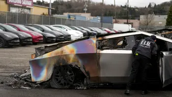 Atacuri incendiare asupra vehiculelor Tesla: autoritățile analizează posibile acte de terorism