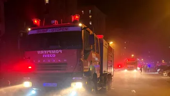 Incendiu puternic în parcarea subterană a unui complex din Ștefăneștii de Jos. Sistemul Ro-Alert, activat, oamenii sunt evacuați 