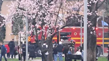 Incendiu la o şcoală din Târgu Jiu. Pompierii intervin pentru stingerea flăcărilor, elevii au fost evacuaţi
