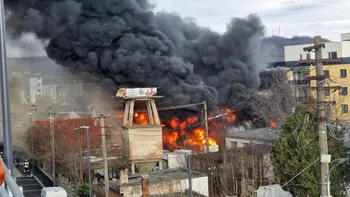 Incendiu de mari proporții la o vopsitorie auto. Zeci de persoane au fost evacuate, a fost transmis mesaj RO-Alert pentru locuitorii din Sibiu