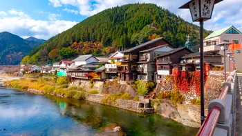 Orașul unic din Japonia unde timpul se oprește în loc. Cum au reușit locuitorii din Gujo Hachiman să transforme canalele de apă din localitate în mândrie națională