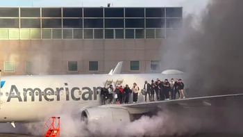 Panică pe Aeroportul din Denver: pasageri evacuați pe aripa unui avion American Airlines după un incendiu la motor