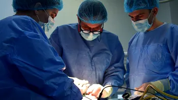 Risc de cancer tiroidian eliminat la o pacientă cu noduli, prin tehnica TOETVA
