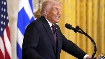 Eroare gravă a echipei lui Donald Trump. Un ziarist adăugat pe un grup oficial a primit informaţii strict secrete despre un atac militar