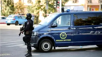 Alertă în București, după ce instituții importante au primit plicuri cu un praf de culoare alb-rozaliu. SRI și Brigada de Combatere a Criminalităţii Organizate, intervenție de urgență