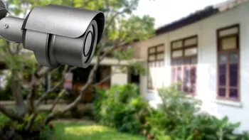 Are dreptul vecinul să te filmeze în curte? Cum te poţi apăra, conform legii