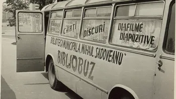 Istoria uitată a Bibliobuzului. Biblioteca pe roți din comunism care se plimba prin cartierele marilor orașe din România și le oferea copiilor accesul la povești nemuritoare