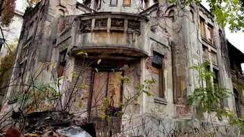 Casa în ruină din Bucureşti pe care se cer două milioane de euro. Oamenii străzii se adăpostesc acolo, de ce costă atât de mult
