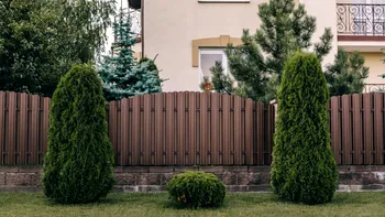 Cât de aproape poți construi de gardul vecinului. Ce distanță impune legea