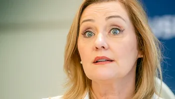 Ce a răspuns Elena Lasconi când a fost întrebată dacă îl va concedia pe soțul său din Parlament: “Fac față, pot să primesc multe lovituri”