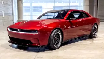 Fanilor mașinilor puternice nu le plac „struțo-cămilele”: Cum a dat-o Dodge în bară cu mașina electrică Charger Daytona EV