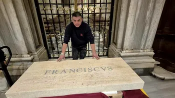 Cine este românul care a lucrat la mormântul Papei Francisc. Este singurul străin care a muncit la criptă: 
