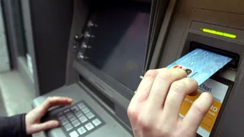 Cine poate rămâne fără cardul bancar. Greşelile care duc la reţinerea/blocarea acestuia
