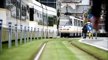 De ce ezită bucureştenii să circule cu mijloacele de transport în comun? Cei mai mulţi merg la serviciu cu maşina personală: ”Ca săracii”