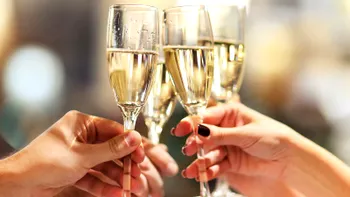După câte ore poți urca la volan după un pahar de șampanie sau prosecco