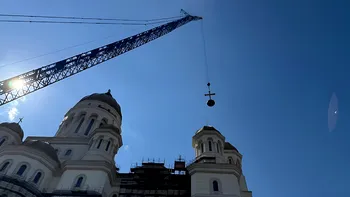 Cum arată crucea de 7 tone care a fost montată pe turla mare a Catedralei Mântuirii Neamului din București