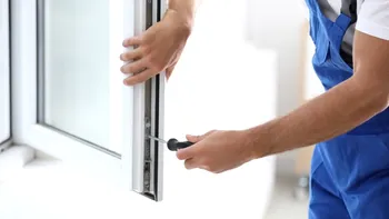 Cum să treci geamurile și ușile termopan în modul de vară. Detaliul de care uiţi mereu, dar e de mare ajutor