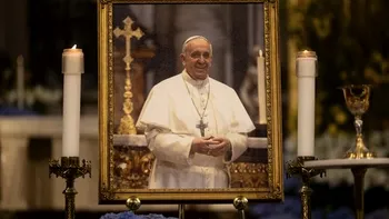 De ce Papa este îmbrăcat în roșu la înmormântare? Semnificația puternică a culorii în tradiția catolică