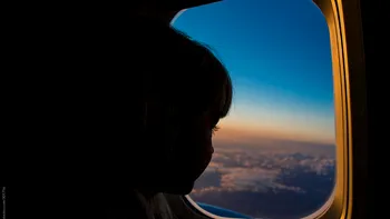 De ce nu vezi stelele când te uiți pe geamul avionului noaptea. Care e explicația științifică