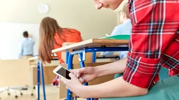 Interzicerea totală a telefoanelor mobile se aplică din septembrie 2025 în toate școlile gimnaziale din Franța