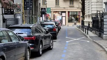 Motivul pentru care parcările amenajate din Bucureşti sunt goale. Bucureştenii preferă să lase maşinile pe unde apucă: 