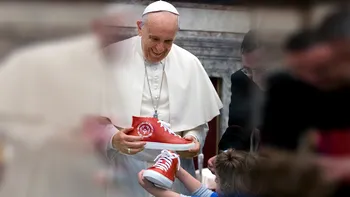 Papa Francisc și motivul pentru care a refuzat pantofii roșii: între istorie, umilință și luxul perceput