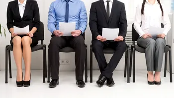 Patronii se plâng și acuză că angajații noi nu sunt buni de nimic. În replică, salariații acuză că toate firmele vânează doar diplome și caută experiență