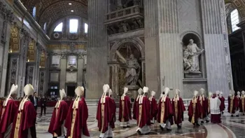 Primele indicii despre noul Suveran Pontif ar putea apărea chiar în timpul funeraliilor Papei Francisc. Ce semne trebuie urmărite
