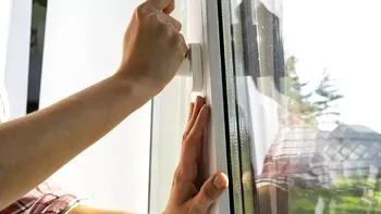 Când trebuie înlocuită tâmplăria termopan: la câți ani apare uzura și care sunt primele semne