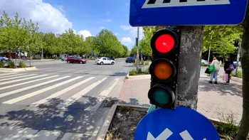Situații în care șoferii pot trece legal pe roșu: Excepțiile prevăzute de Codul Rutier 2025