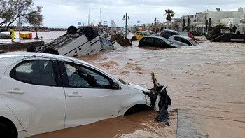Staţiunea din Grecia îndrăgită de toţi românii, măturată de inundaţii. Maşinile au fost luate pe sus de viituri, nu a rămas nimic în calea apelor